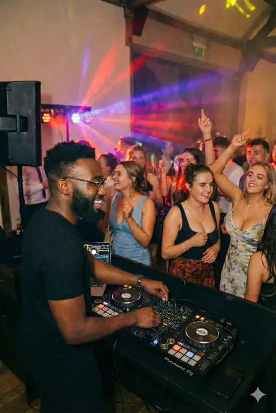 Ambiance de soirée d'anniversaire turnup 100% jeunes de 18 ans qui s'amusent et dansent dans une salle des fêtes